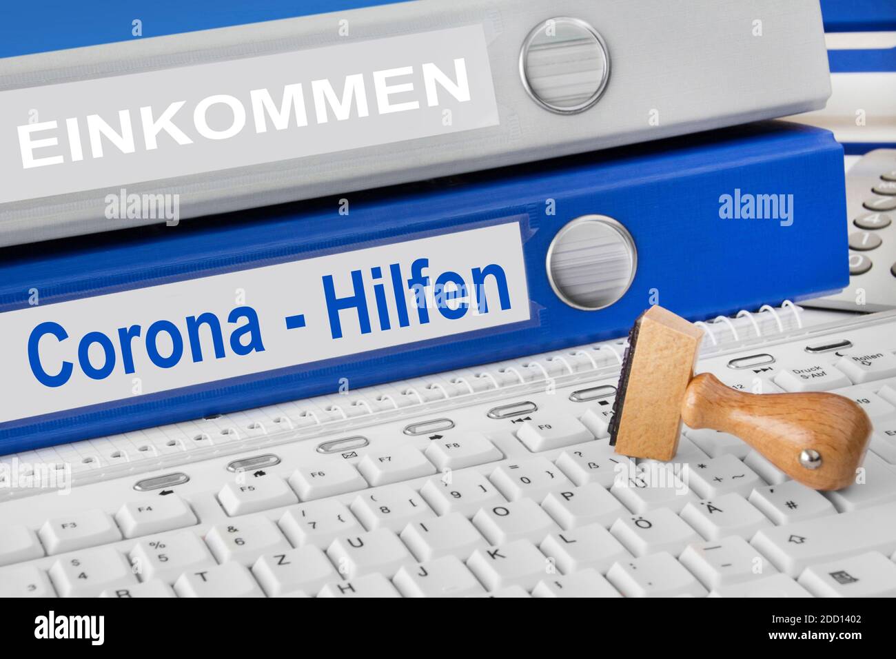 Incomes and Corona-Hilfen with PC Stockfoto