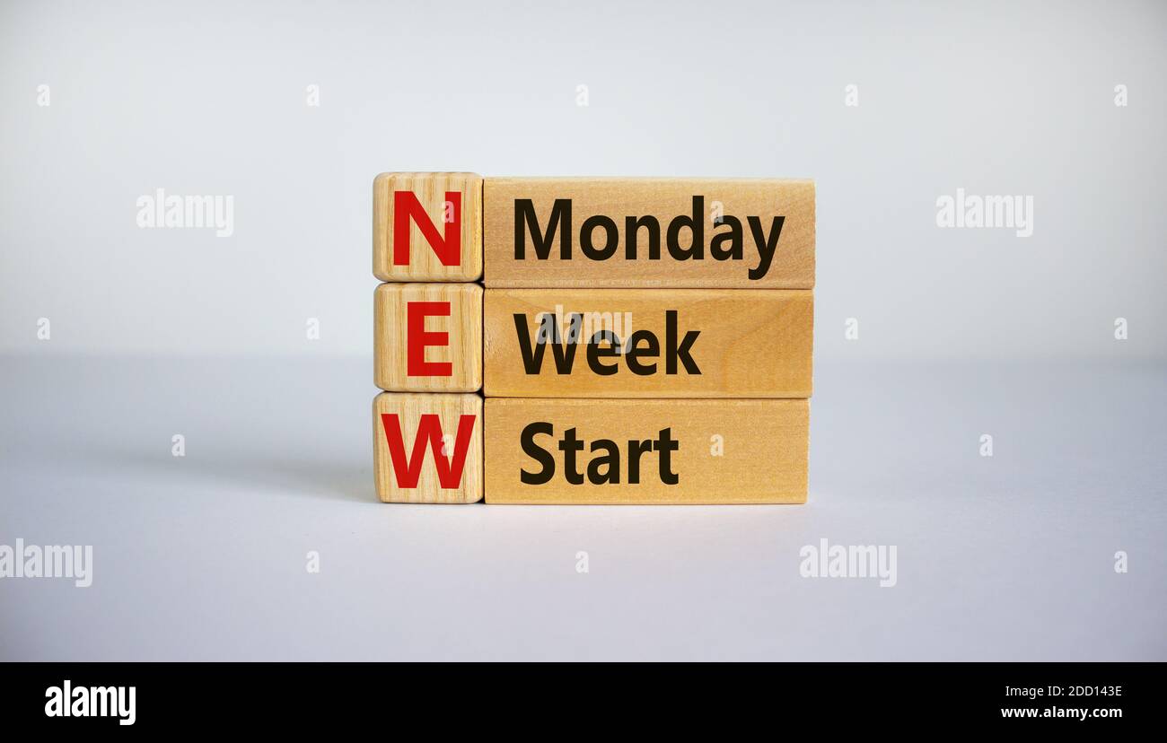 Konzept Worte "New monday Week Start" auf Würfel und Blöcke auf einem schönen weißen Hintergrund. Business und neues montagskonzept. Speicherplatz kopieren. Stockfoto