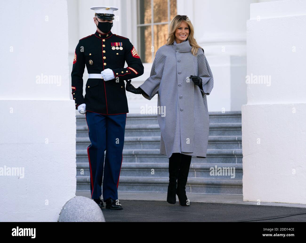 Washington, Usa. November 2020. First Lady Melania Trump kommt am Montag, den 23. November 2020, um den offiziellen Weihnachtsbaum des Weißen Hauses im Weißen Haus in Washington, DC zu empfangen. Die 18 Fuß Fraser Fir, die im Blue Room angezeigt werden, ist von Dan und Bryan Bäume ist West Virginia. Foto von Kevin Dietsch/UPI Kredit: UPI/Alamy Live News Stockfoto