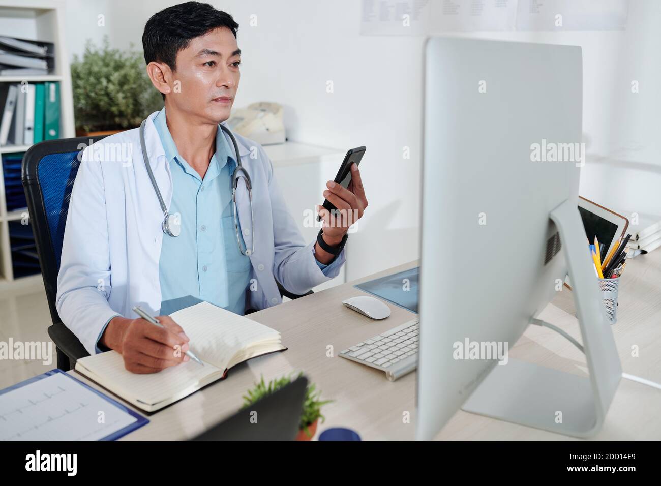 Hausarzt, der am Computer arbeitet Stockfoto