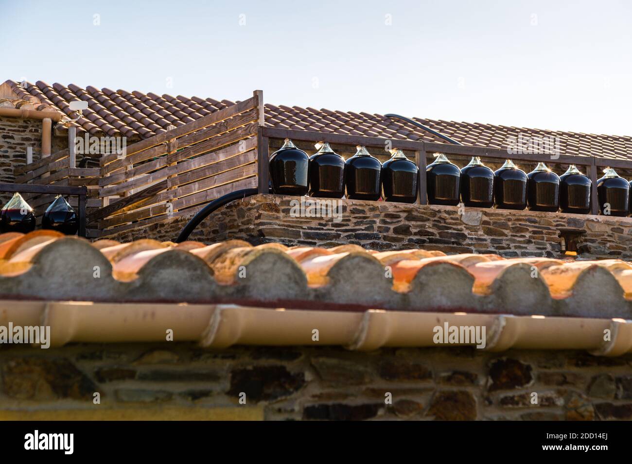 Ballons mit Rotwein in Roses, Katalonien, Spanien. Rustikale Reifung im Freien. Die Grenache-Traube wird in drei Jahren zu einem süßen Wein Stockfoto