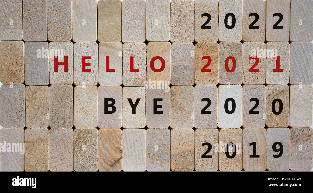 Geschäftskonzept des neuen Jahres 2021. Holzblöcke mit den Worten 'bye 2020, hallo 2021'. 2019, 2022 Nummern. Schöner Holzhintergrund, Kopierraum. Stockfoto