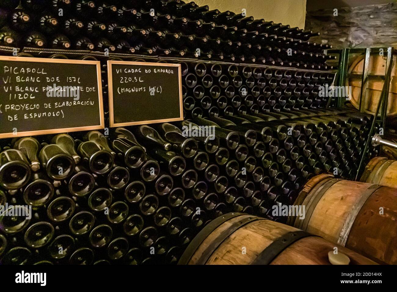 Martin Faixó produziert ökologische Weine. Das Weingut arbeitet mit natürlicher Pressung, ohne Druck und allein durch das Gewicht der Trauben wird der Traubensaft gewonnen. Dadurch wird verhindert, dass zu viel Säure in den Wein eingeht. Es wird in Holzfässern aus französischer Eiche gelagert. Weingut in Roses, Katalonien, Spanien Stockfoto