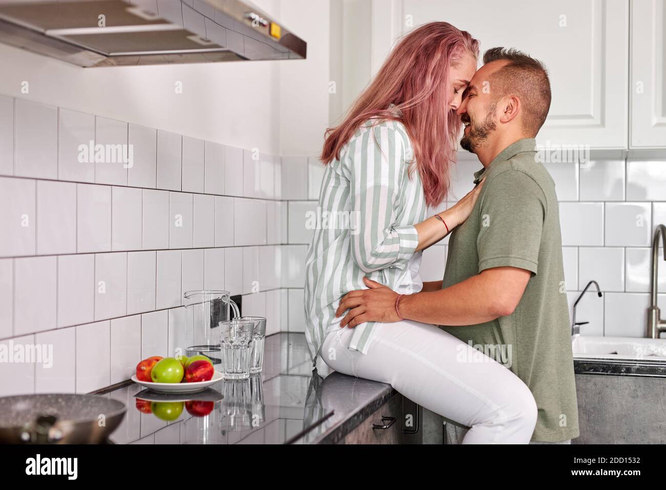 Paar Umarmung in der Küche, haben romantische Mann und Frau Zeit der Entspannung am Morgen, am Wochenende, Ruhe. Liebe Konzept Stockfoto