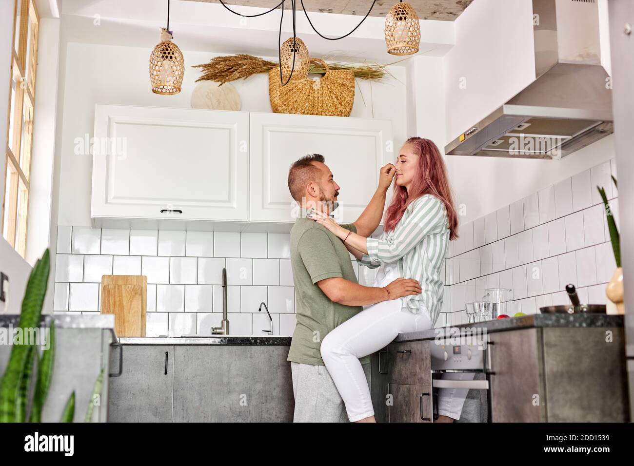 Paar Umarmung in der Küche, haben romantische Mann und Frau Zeit der Entspannung am Morgen, am Wochenende, Ruhe. Liebe Konzept Stockfoto
