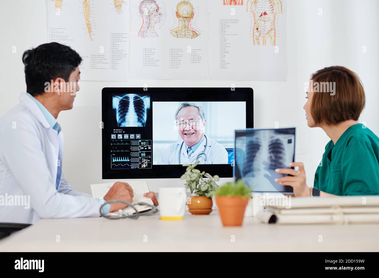 Ärzte diskutieren bei Pneumonie Stockfoto