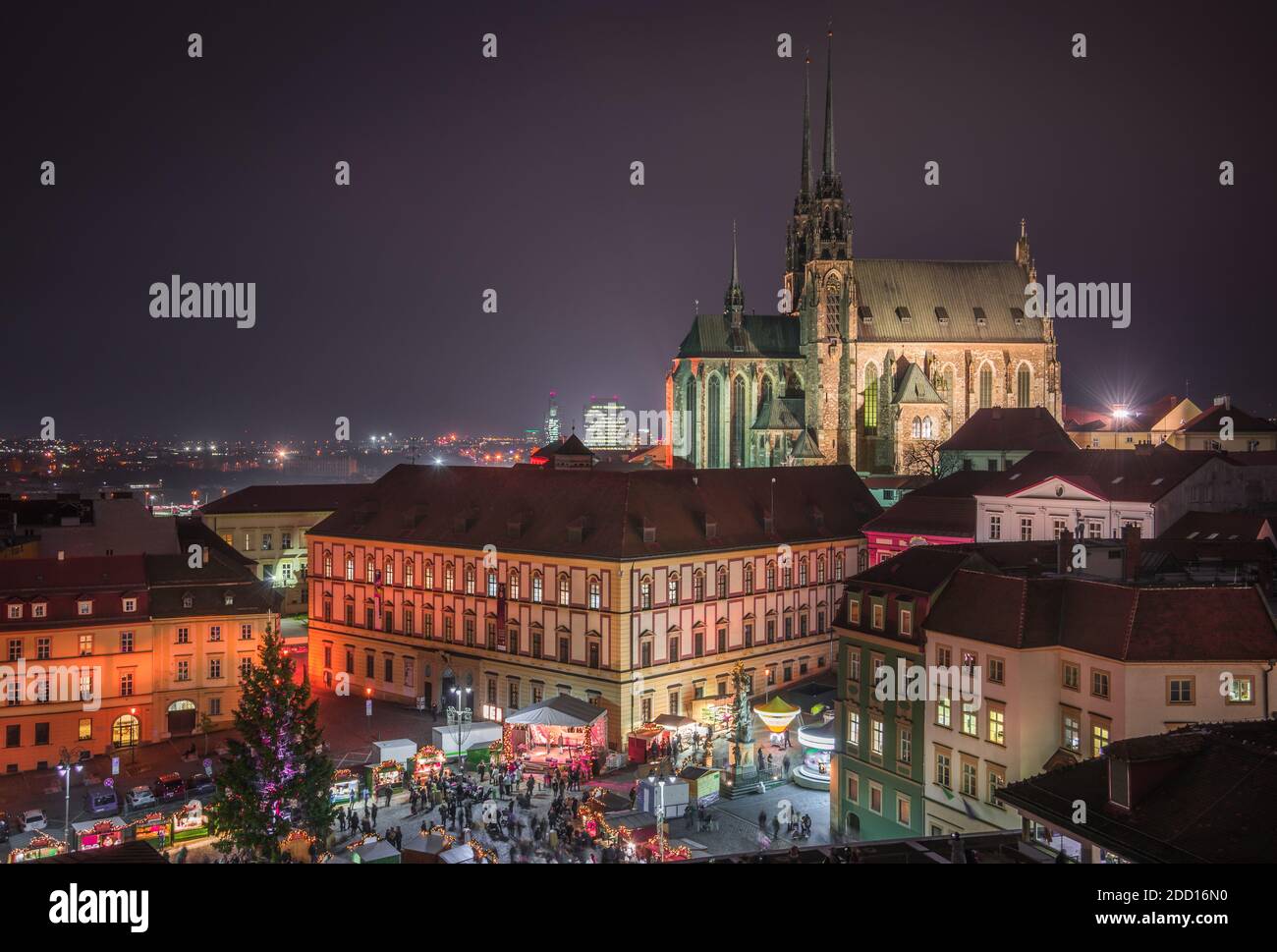 Altstadt mit Weihnachtsmarkt und Kathedrale St. Peter und Paul in Brno, Tschechische Republik, vom Rathausturm bei Nacht gesehen Stockfoto