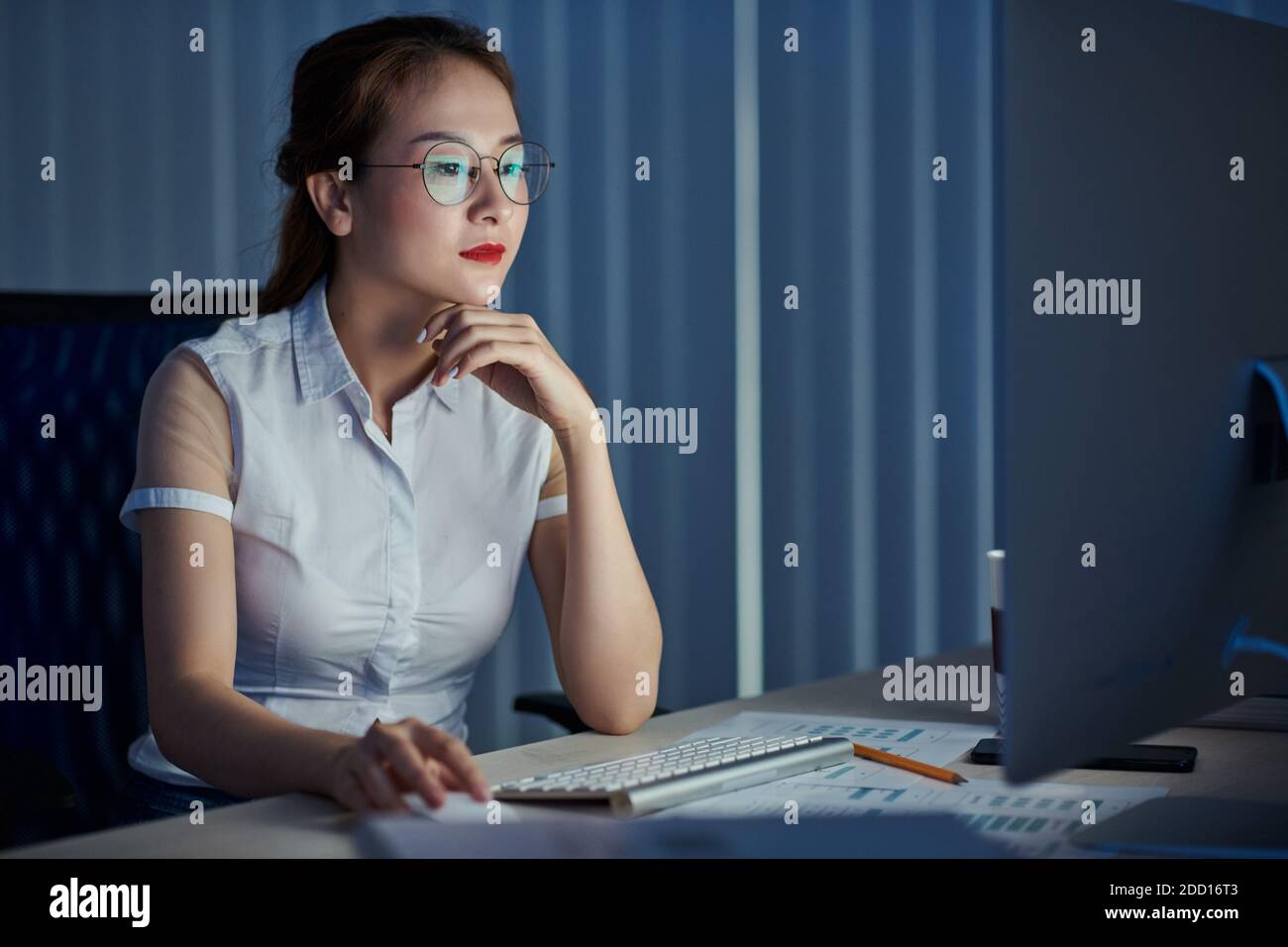 Geschäftsfrau, die am Computer arbeiten Stockfoto