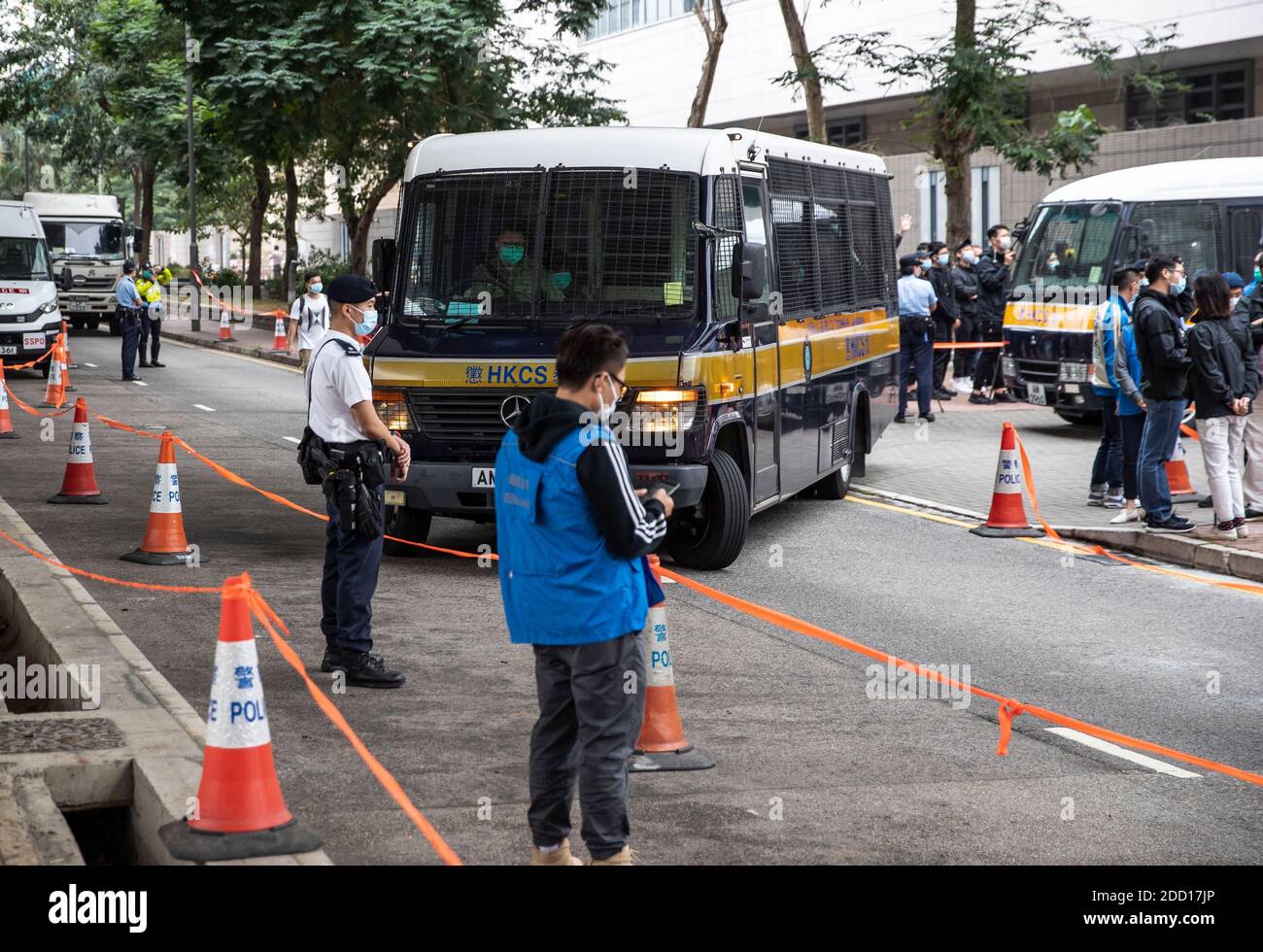 Hongkong, China. November 2020. Medias, die als Fahrzeug für Strafdienste fotografieren, verlassen die Gerichte der West-Kowloon-Richter, nachdem Joshua Wong, Agnes Chow und Ivan Lam am Montag, den 23. November 2020, in Hongkong, China, ein Schuldbekenntnis eingingen. Der prominente Hongkonger Aktivist Joshua Wong und zwei weitere führende Aktivisten, Angus Chow und Ivan Lam, wurden in Gewahrsam genommen, nachdem sie sich schuldig gemacht hatten, entweder eine unautorisierte Versammlung anzustiften, zu organisieren und/oder beizutreten. Stockfoto