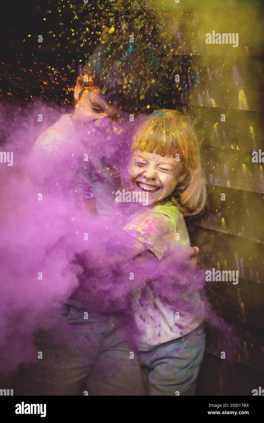 Europäische Kinder spielen mit holi Farben. Stockfoto