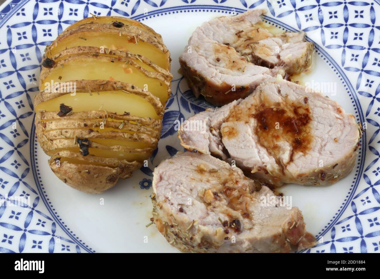 Im Ofen gekochtes Schweinefilet mit Kartoffeln in Scheiben geschnitten Stockfoto