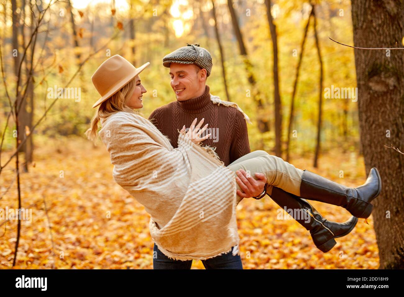 Verheiratete Paare verbringen Zeit an sonnigen Herbsttag in der Herbstnatur, sie haben glückliche Zeit zusammen, Mann halten Frau in den Händen, Blick auf jeden ther mit Liebe Stockfoto