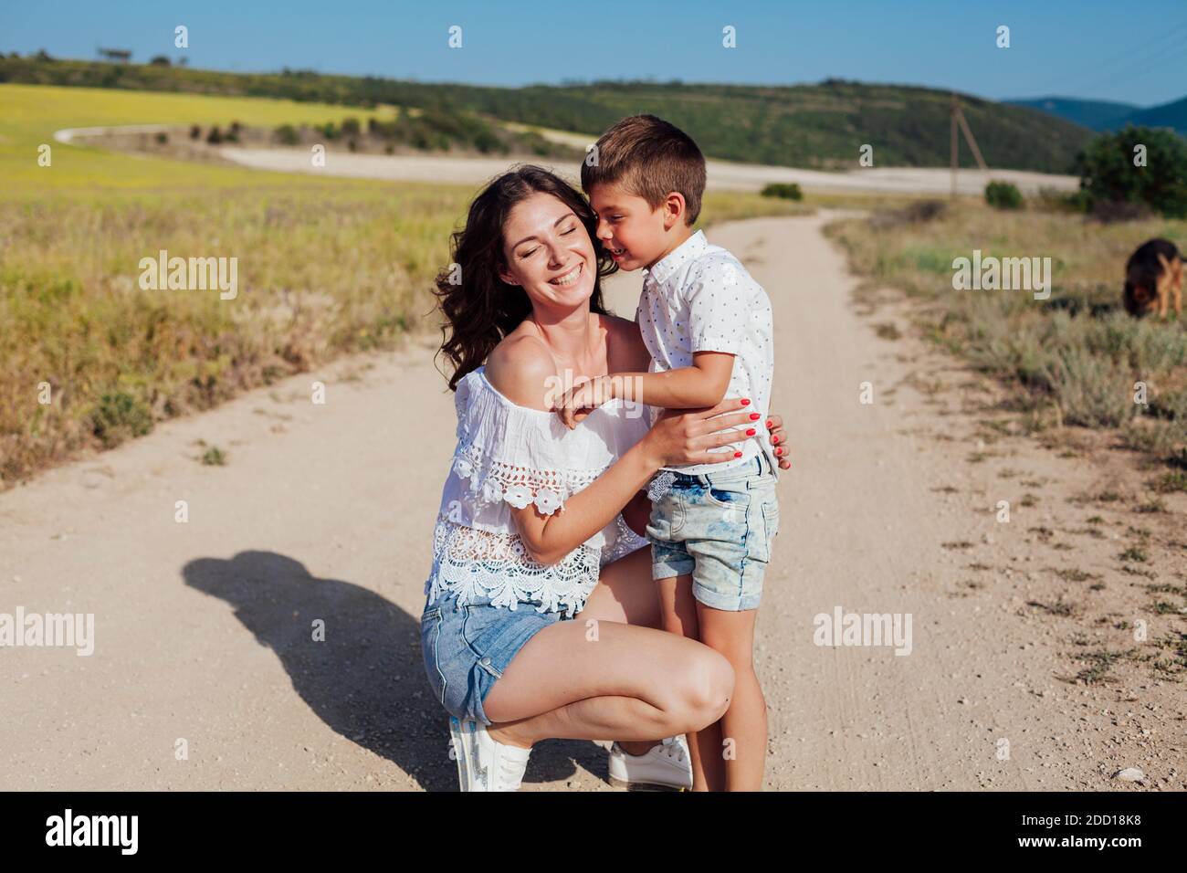 Mama mit jungen Sohn auf einem Spaziergang auf dem Feld Der Sommerfamilie Liebe Stockfoto