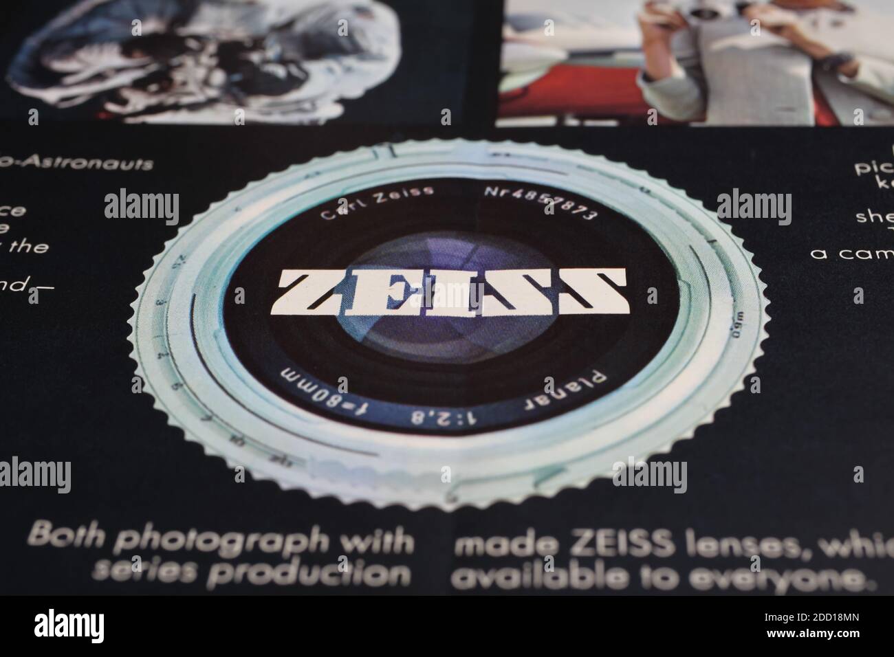 Viersen, Deutschland - 9. Mai 2020: Nahaufnahme der Zeiss-Linsen-Werbung im Vintage-Magazin aus den sechziger Jahren Stockfoto