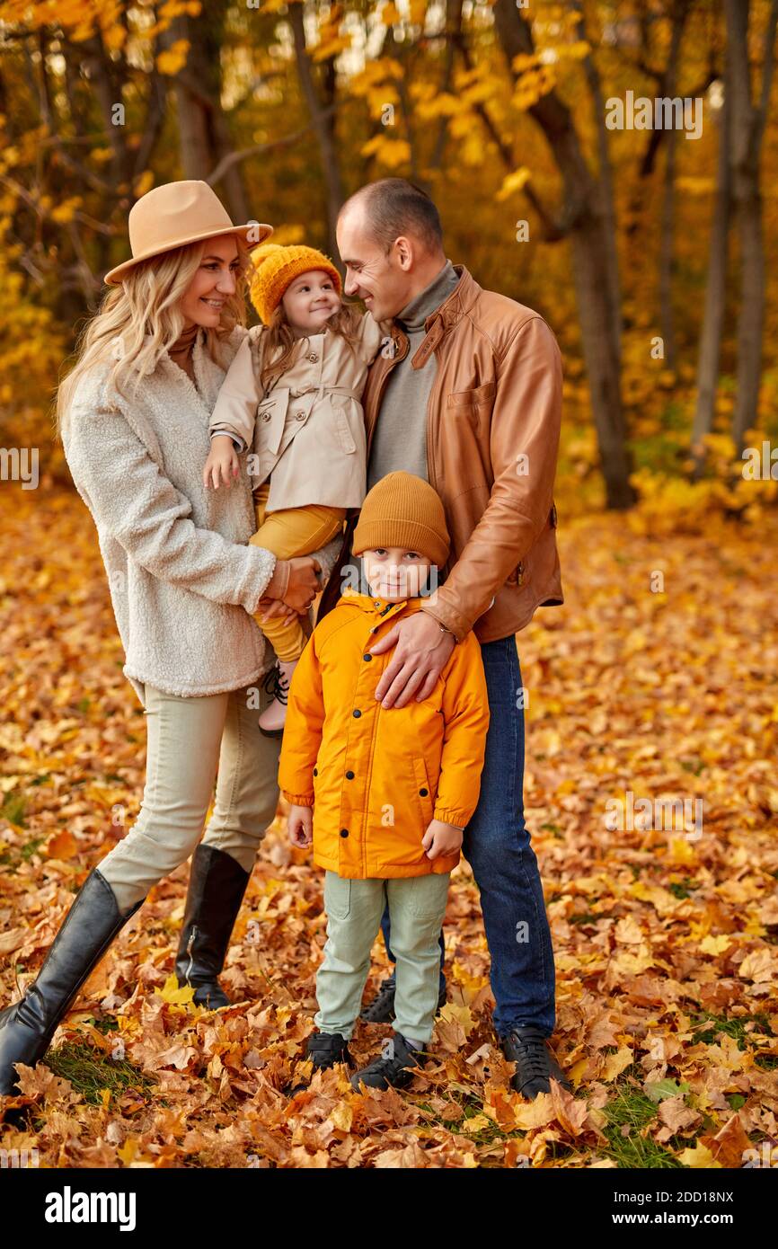 Familie im Herbstwald, verbringen Sie Freizeit zusammen im Freien an der frischen Luft, posieren vor der Kamera, zu Fuß. Stockfoto Familie im Herbstwald, verbringen Sie Freizeit zusammen im Freien an der frischen Luft, posieren vor der Kamera, zu Fuß. Stockfoto