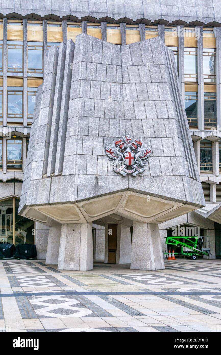 Modernistischer Eingang zum Westflügel von Guildhall. Stockfoto