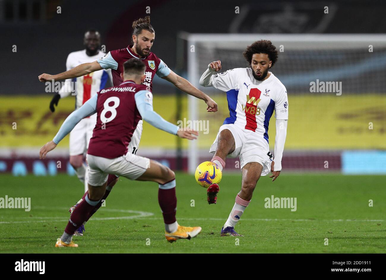 Jairo Riedewald (rechts) von Crystal Palace kämpft beim Premier League-Spiel in Turf Moor, Burnley, gegen Jay Rodriguez und Josh Brownhill. Stockfoto