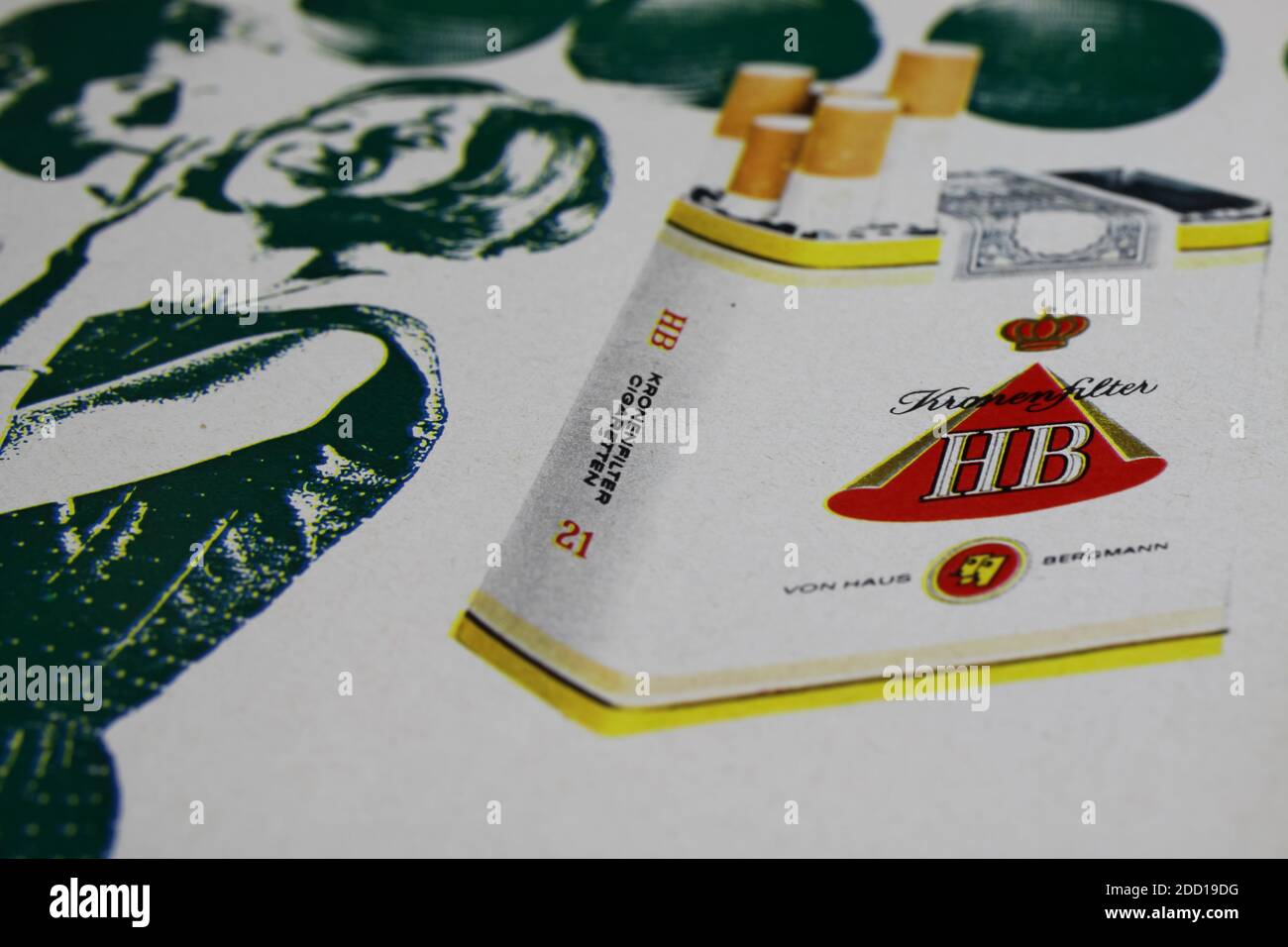 Viersen, Deutschland - 9. Mai 2020: Nahaufnahme der deutschen Filterzigaretten HB-Werbung im Vintage-Magazin aus den sechziger Jahren (selektiver Fokus auf rotes Logo Stockfoto