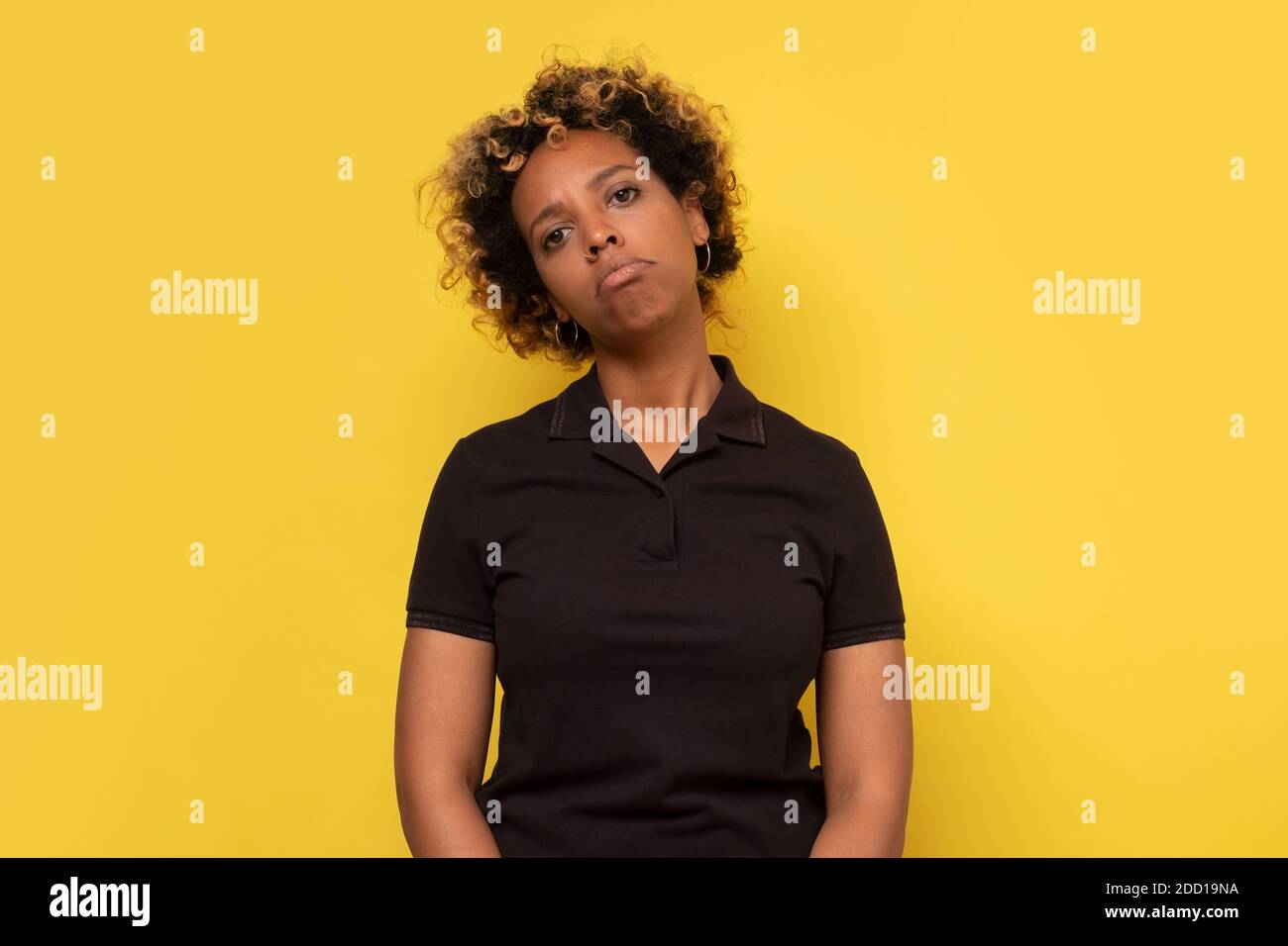 Junge afroamerikanische Frau, die deprimiert ist und sich um Not sorgt. Trauriger negativer Gesichtsausdruck. Stockfoto