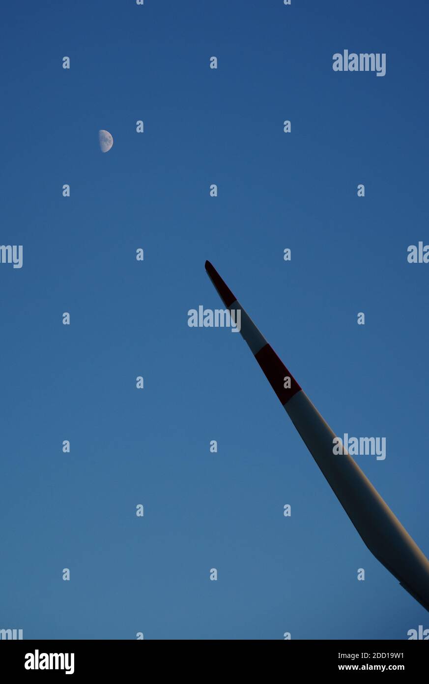 Windturbine mit schönem blauen Himmel Stockfoto