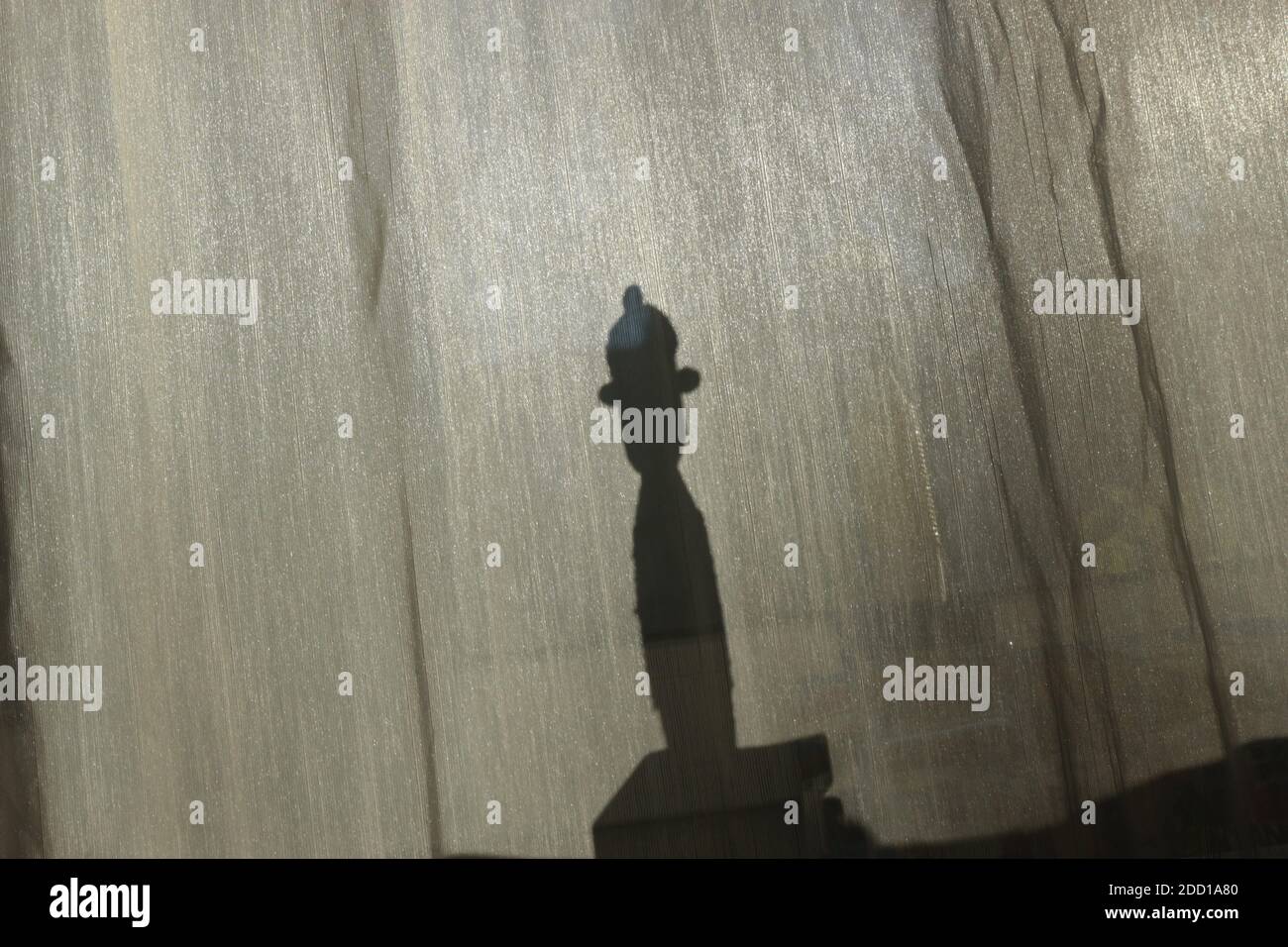 Moderne afrikanische Statuette auf der Fensterbank, hinter einem Vorhang. Afrikanischer Mann. Salzburg, Österreich, Europa. Stockfoto