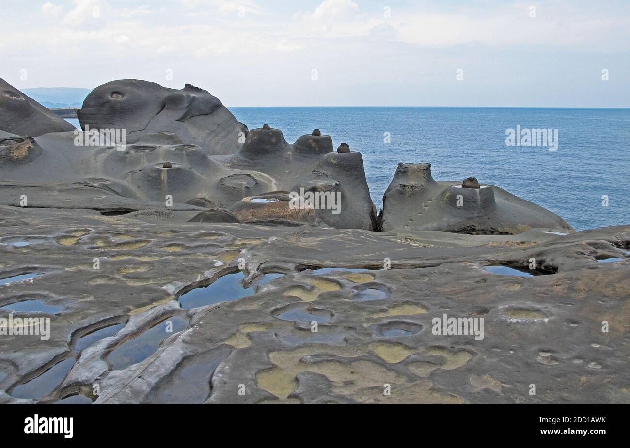 Erodierter Fels soll wie Kerzen aussehen Yehliu Geopark, Taiwan April Stockfoto