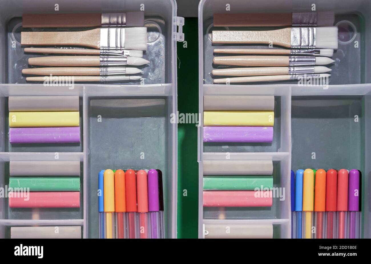 Kunststiftetuis mit farbigen Buntstiften, Bürsten und Filzstiften. Stockfoto