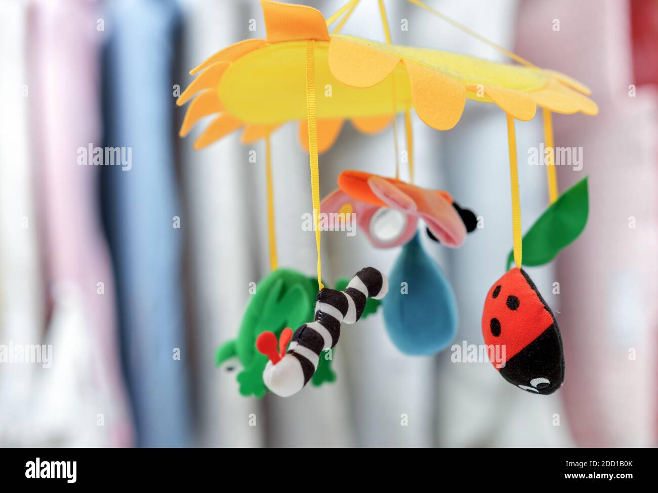 Kinderkarussell mit hellen Spielzeug für ein Kinderbett oder Wickeltisch. Stockfoto