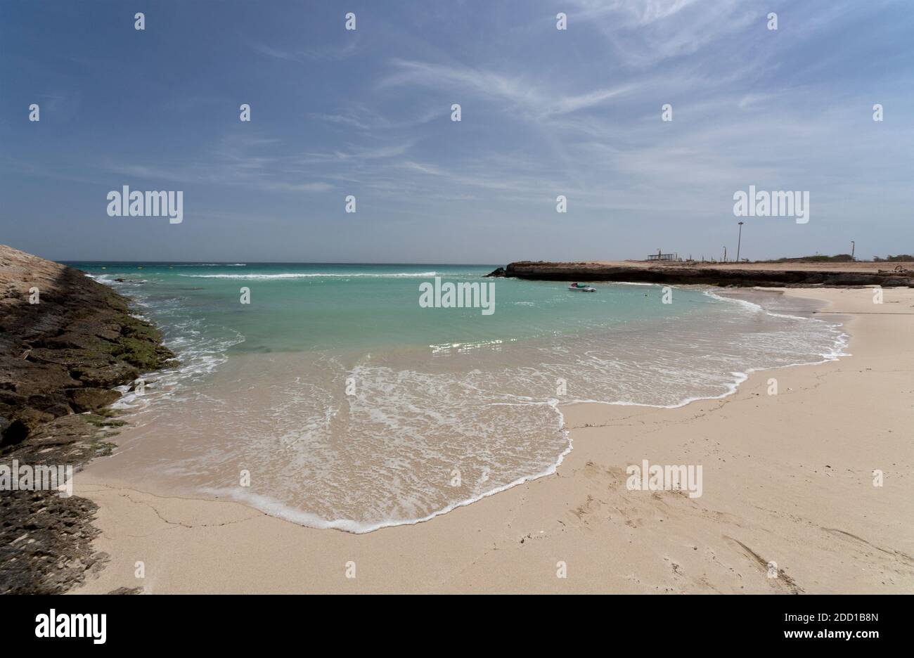 Der Strand ist etwas felsig mit bewölktem Himmel Stockfoto