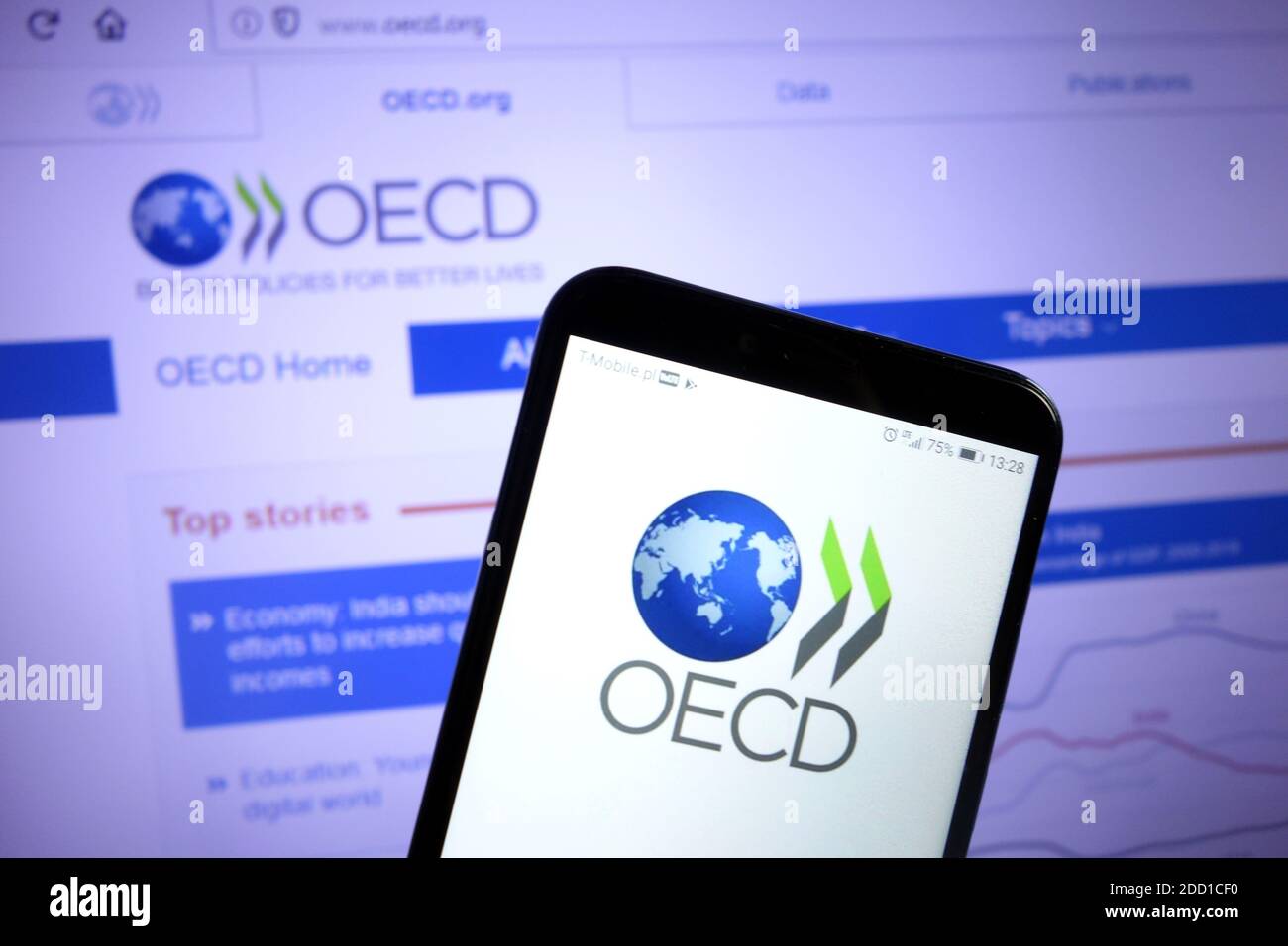 KONSKIE, POLEN - 07. Dezember 2019: OECD-Logo der Organisation für wirtschaftliche Zusammenarbeit und Entwicklung auf dem Handy angezeigt Stockfoto