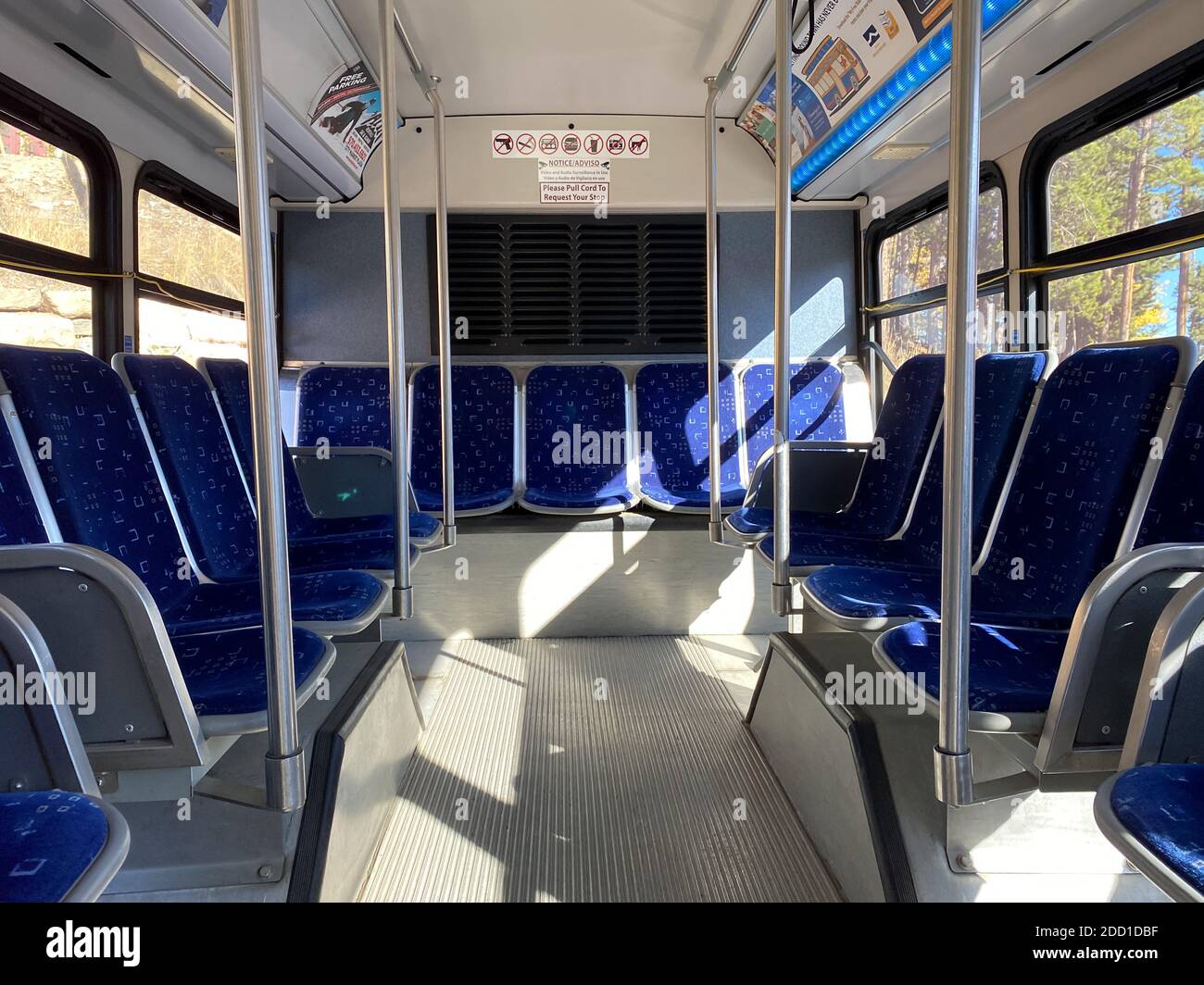Breckenridge, CO / USA - 29. September 2020: Innenansicht eines sauberen und leeren Sitzes Breckenridge Free Ride Bus auf colorado Stockfoto