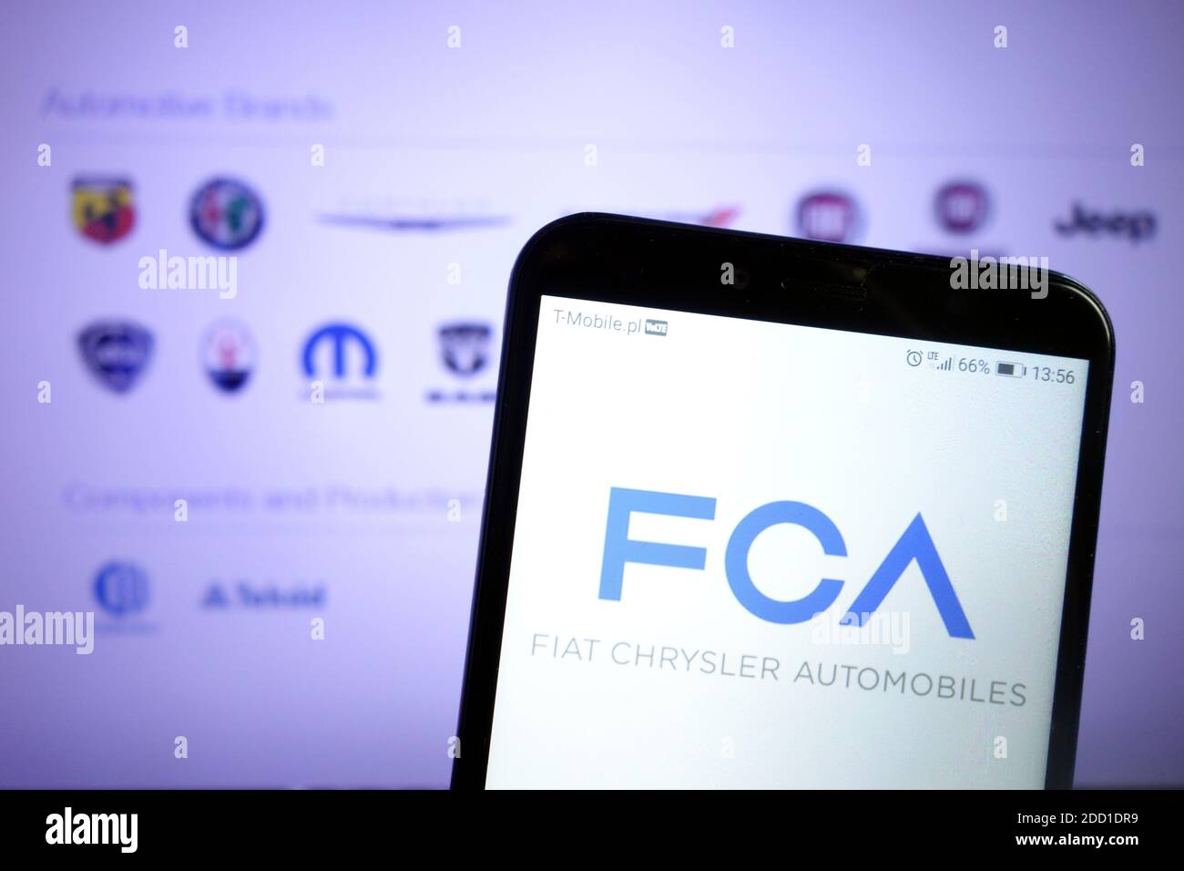 KONSKIE, POLEN - 07. Dezember 2019: Fiat Chrysler Automobiles FCA-Logo auf dem Handy angezeigt Stockfoto