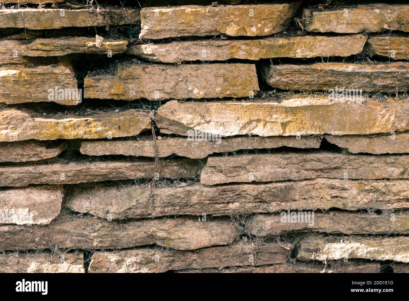 Abstrakte Hintergrundstruktur einer Wand aus gestapelten natürlichen flach Steine für Pflaster Stockfoto