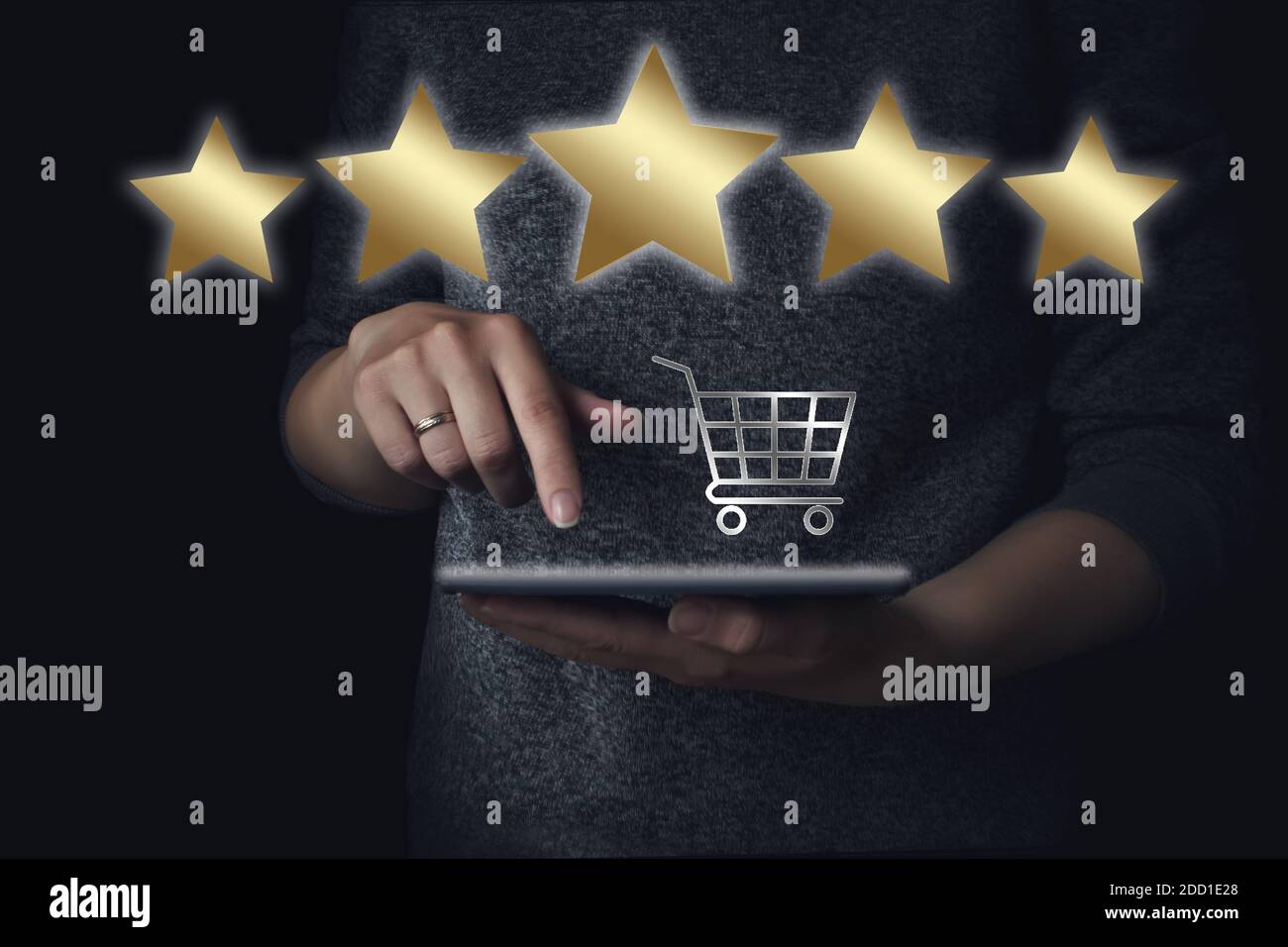 Retail Consumer buying online Assessment and review concept. Hand halten Tablette mit Gologramm kleinen Supermarkt Lebensmittelkart für den Einkauf von Spielzeug und 5 Sterne Stockfoto