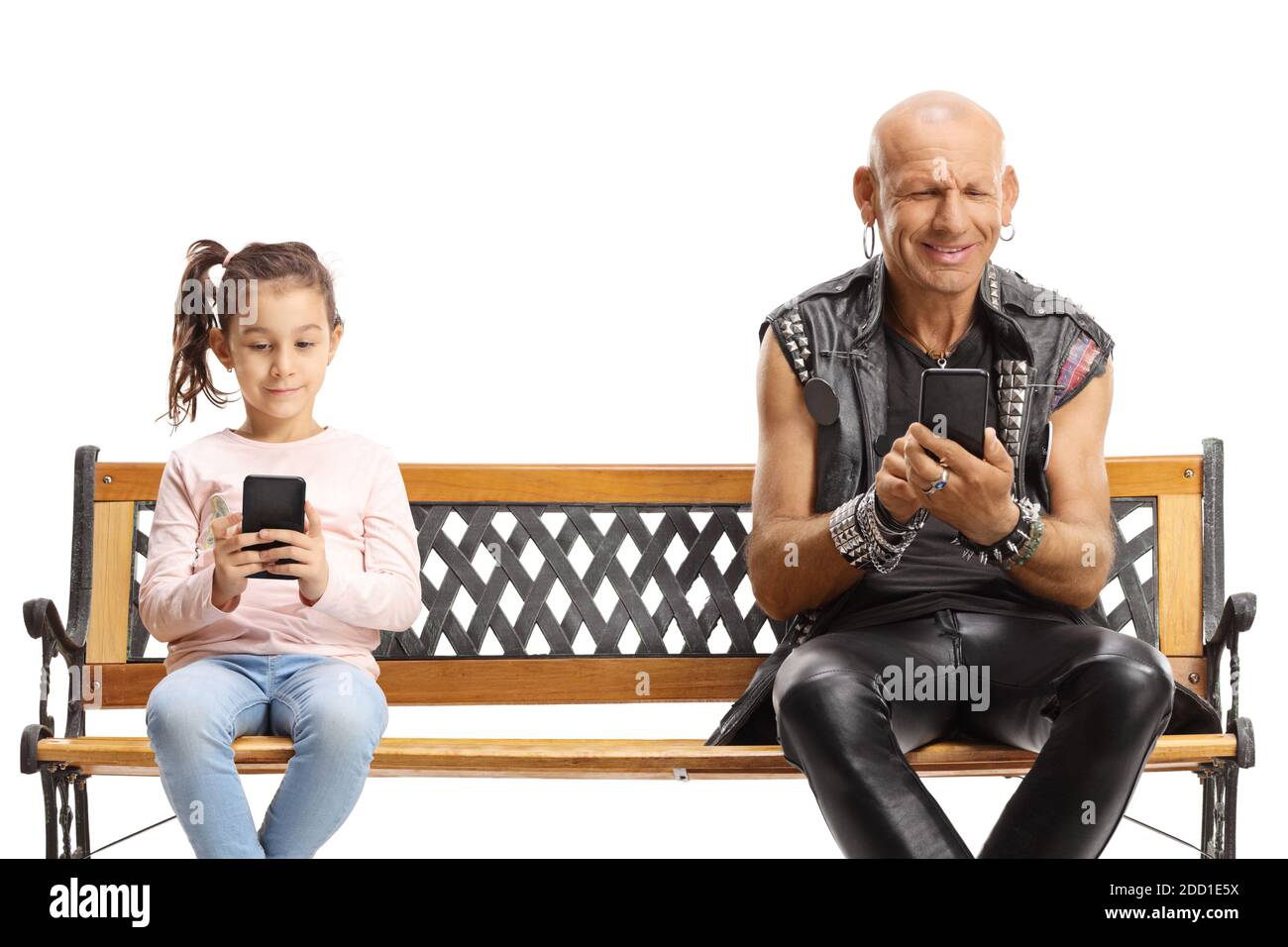 Kleines Mädchen und ein Punk mit mobilen Smartphones auf einem Bank isoliert auf weißem Hintergrund Stockfoto