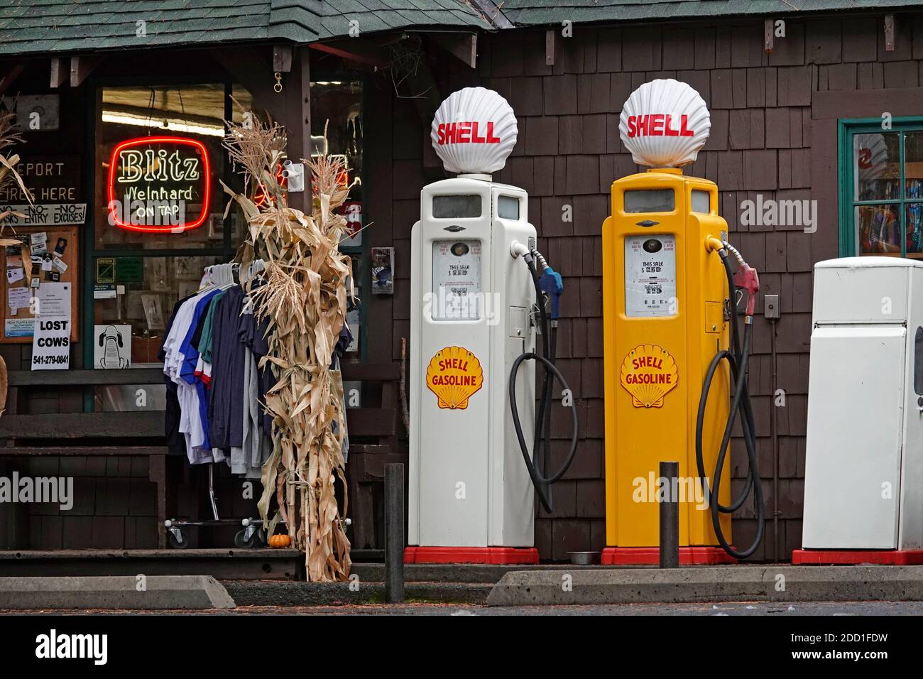 Ein Paar antiker, alter Benzinpumpen, die vor einem Landladen im ländlichen Oregon sitzen. Die Pumpen verkauften einst Shell Gasoline. Stockfoto