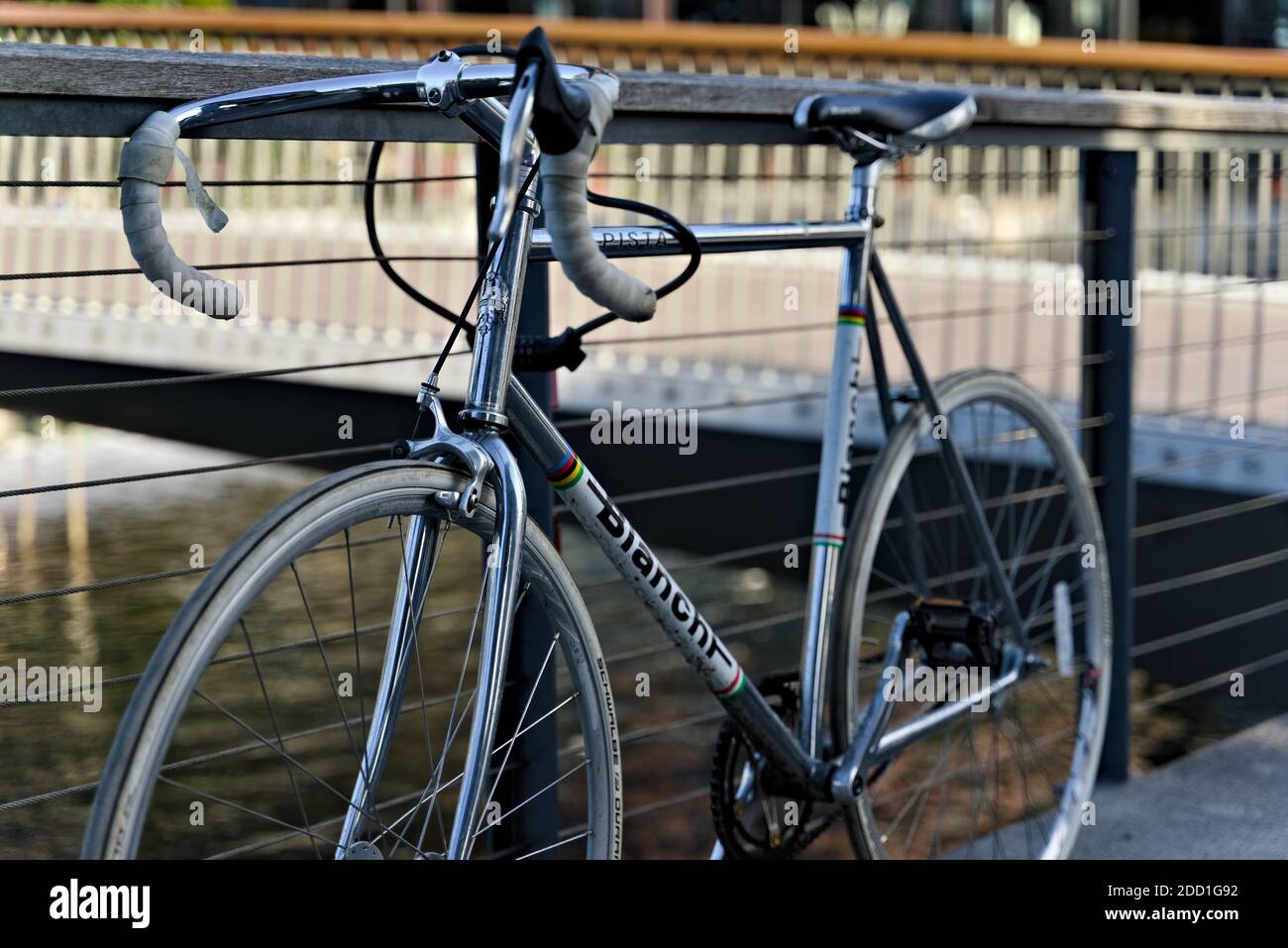 Oslo, Norwegen - 29. August 2020: Retro Bianchi Track Rennrad in Chrom,  geparkt am Wasser Stockfotografie - Alamy