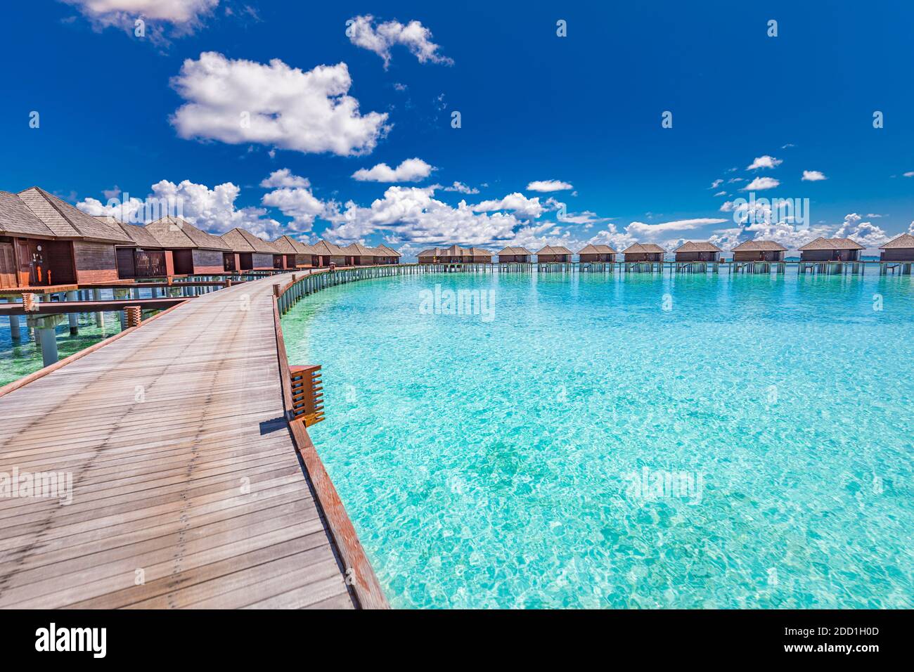 Malediven Strandresort Panoramalandschaft. Langer hölzerner Pier mit wunderschönem Meeresstrand. Tropisches Paradies, Sommerurlaub, Reiseziel Stockfoto