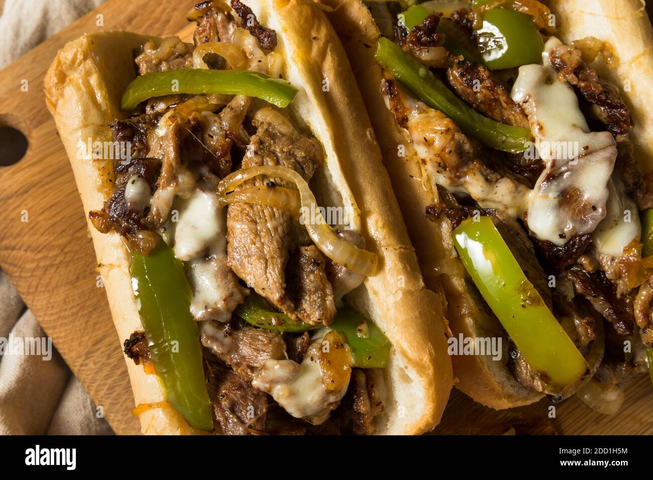 Hausgemachtes Philly Cheesesteak Sandwich mit Paprika und Rindfleisch Stockfoto