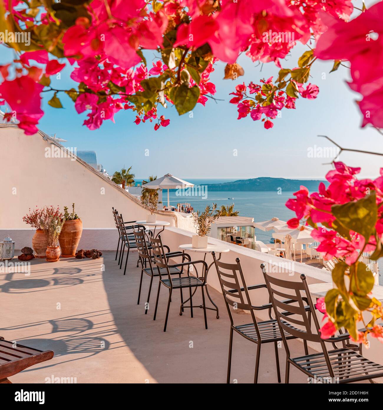 Sommerurlaub für Reiseziel Blumen Hintergrund. Wunderbare Landschaft Hintergrund, perfekter Urlaub. Malerische Aussicht auf die traditionellen kykladischen Häuser Stockfoto