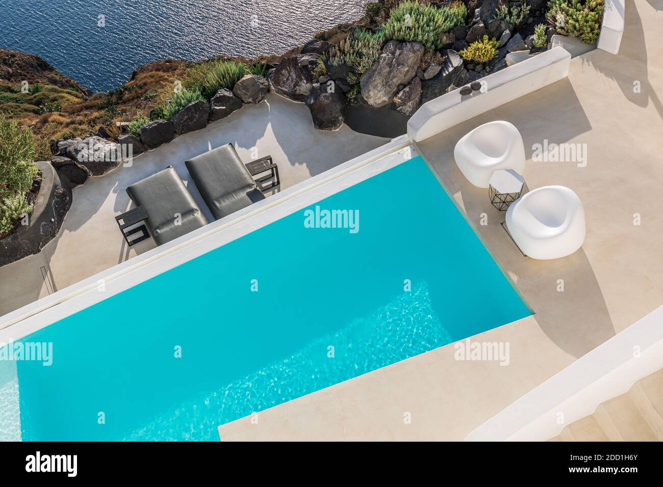 Luxus-Hotelresort und leerer Infinity-Pool Santorini. Sommerurlaub Reiseziel romantische Paar Urlaub. Landschaft mit Blick auf die Caldera Stockfoto