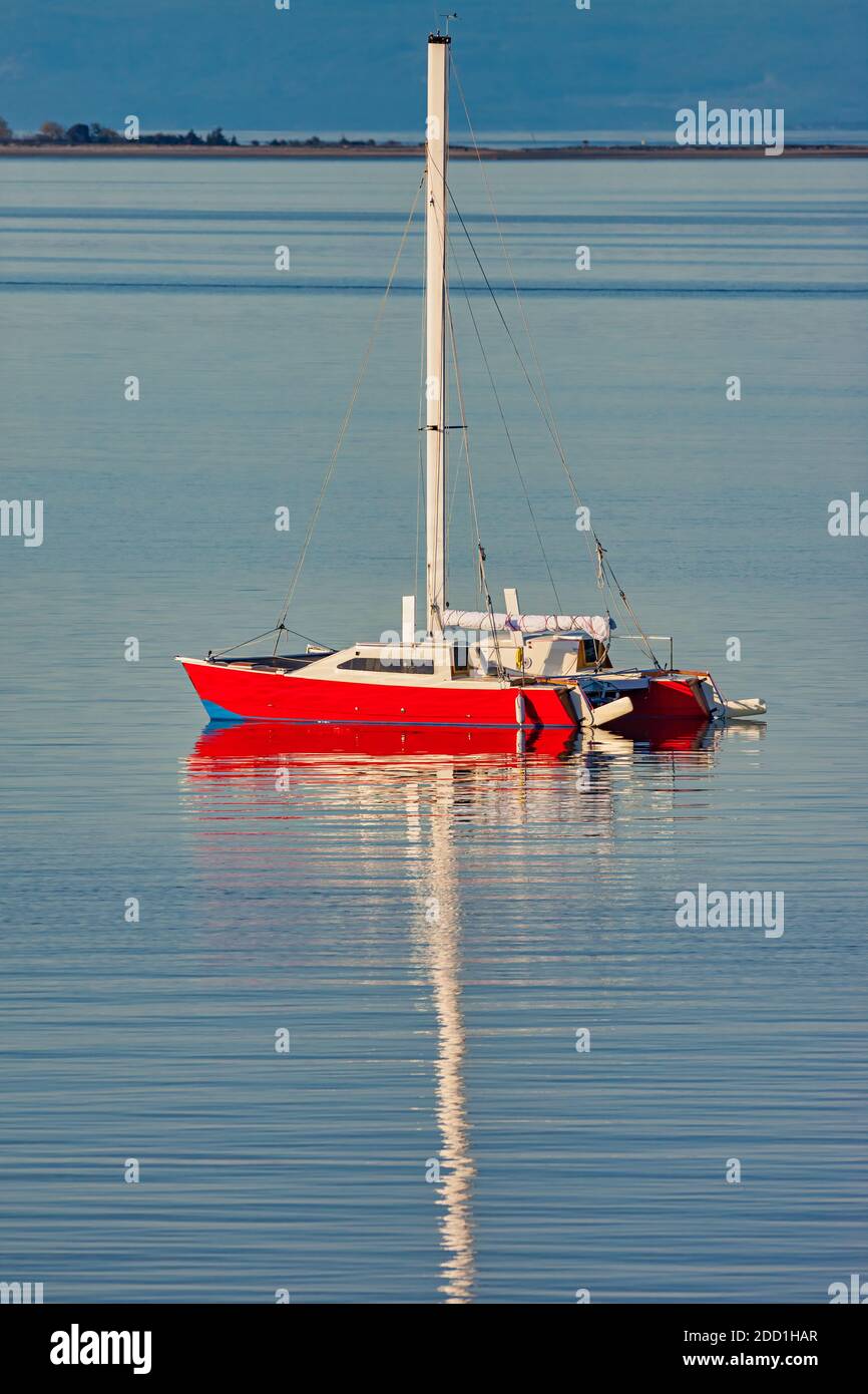 Rotes Katamaran Segelboot in Vancouver Island, BC, Kanada Stockfoto