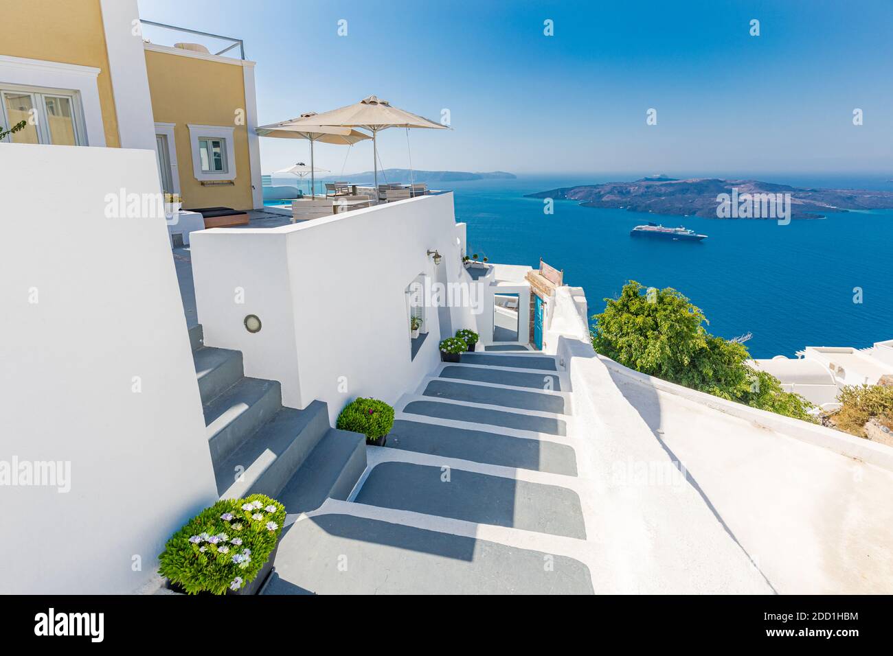 Wunderschöne weiße Caldera Ansicht von Santorini in Griechenland. Sommerurlaub für Reise Ziel Hintergrund Konzept. Wunderbare Landschaft Hintergrund, perfekt Stockfoto