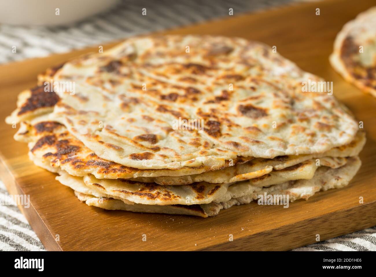 Hausgemachte norwegische Kartoffellefse Fladenbrot mit Zucker und Butter Stockfoto