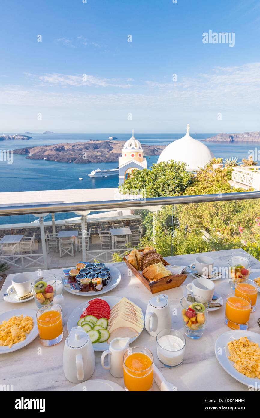Frühstückstisch romantisch am Meer. Perfekter luxuriöser Frühstückstisch für zwei Personen im Freien. Tolle Aussicht auf die Caldera Santorini, Griechenland, Europa. Sommerurlaub Stockfoto