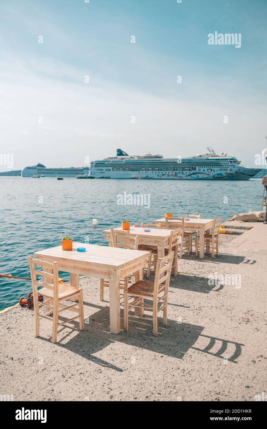 SANTORINI, GRIECHENLAND - 10.17.19: Kreuzfahrtschiff Norwegian Jade der Norwegian Cruise Line vertäut. Das viertgrößte in Deutschland gebaute Luxuskreuzfahrtschiff der Welt Stockfoto