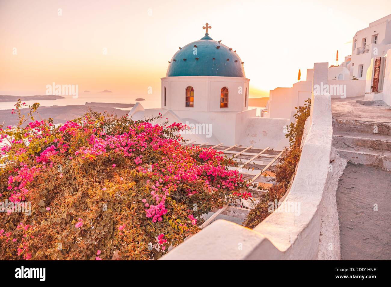 Erstaunliche Aussicht mit weißen Häusern, Sonnenuntergang auf dem berühmten griechischen Kuppelresort blüht Griechenland, Europa. Reisehintergrund. Künstlerische Sommerlandschaft Urlaub Stockfoto