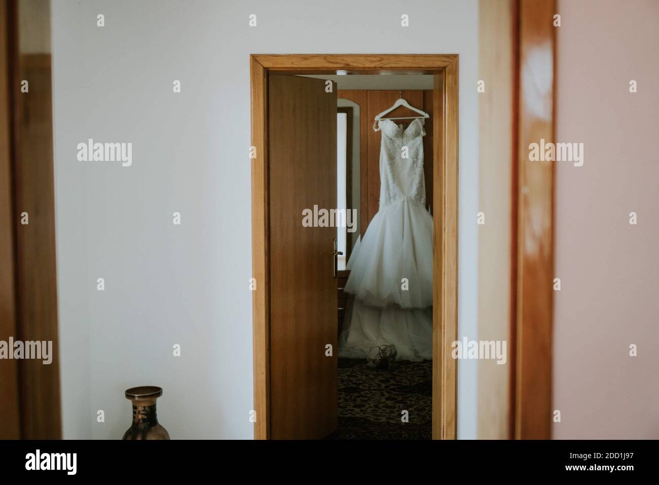 Ein Brautkleid hing aus einem Kleiderschrank Stockfoto