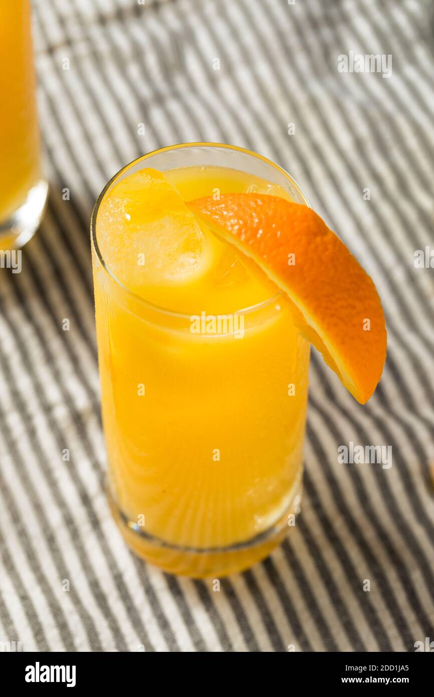 Erfrischender Vodka Screwdriver Cocktail mit Orangensaft Stockfoto