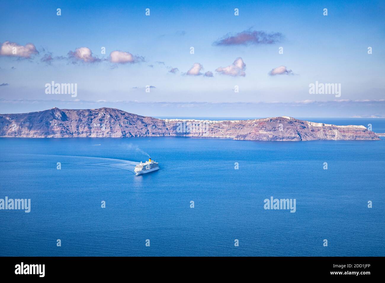 Kreuzfahrtschiffe auf See. Santorini Bucht, Morgensonne, Segelboot, Yacht. Vulkan Tiefsee, Sommer Reise Transport Hintergrund Stockfoto